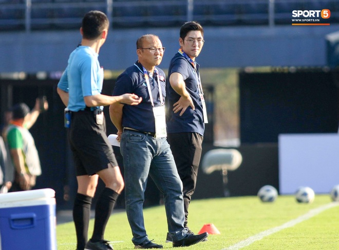 Bóng chưa lăn, HLV Park Hang-seo đã có hành động phàn nàn với BTC và trọng tài trước trận U23 Việt Nam gặp UAE - Ảnh 1.
