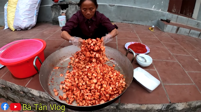 Đúng là chỉ có bà Tân Vlog: ăn kim chi củ cải bà làm thì phải ngồi xổm ăn sẽ càng ngon nhé các cháu! - Ảnh 5.