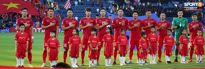 Cho cầu thủ nghỉ ngơi, HLV Park Hang-seo một m&igrave;nh tri &acirc;n CĐV Việt Nam sau trận h&ograve;a U23 UAE - Ảnh 1.