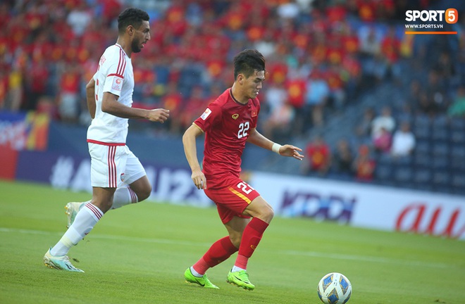 Cho cầu thủ nghỉ ngơi, HLV Park Hang-seo một mình tri ân CĐV Việt Nam sau trận hòa U23 UAE - Ảnh 3.