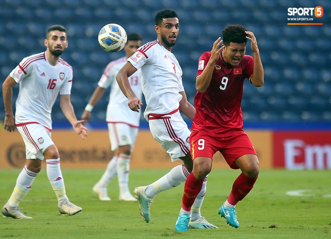 Fan Việt phản ứng cực gắt khi cầu thủ UAE phạm lỗi thô bạo với tiền đạo Hà Đức Chinh - Ảnh 4.