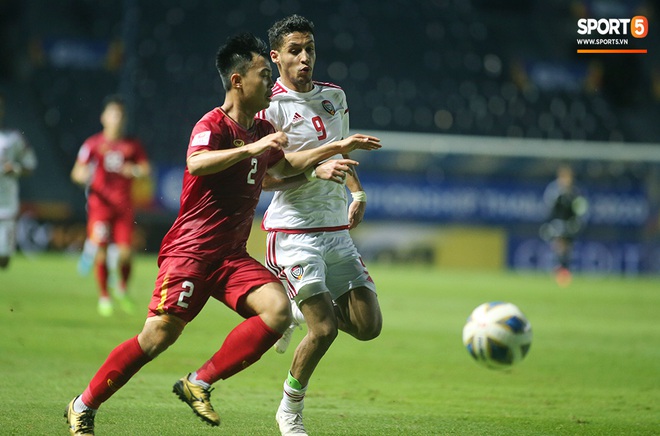 Fan Việt phản ứng cực gắt khi cầu thủ UAE phạm lỗi thô bạo với tiền đạo Hà Đức Chinh - Ảnh 11.