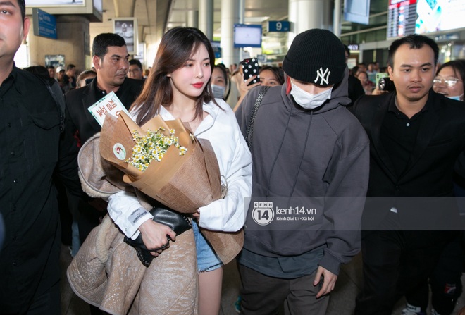 Nữ hoàng sexy HyunA gây sốt với làn da đời thực đẹp khó tin, xinh miễn chê bên Monsta X tại sân bay Tân Sơn Nhất - Ảnh 1.