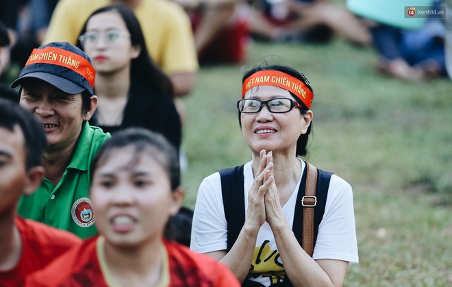 CĐV Sài Gòn cười trong tiếc nuối sau trận hoà không bàn thắng của U23 Việt Nam với UAE - Ảnh 7.
