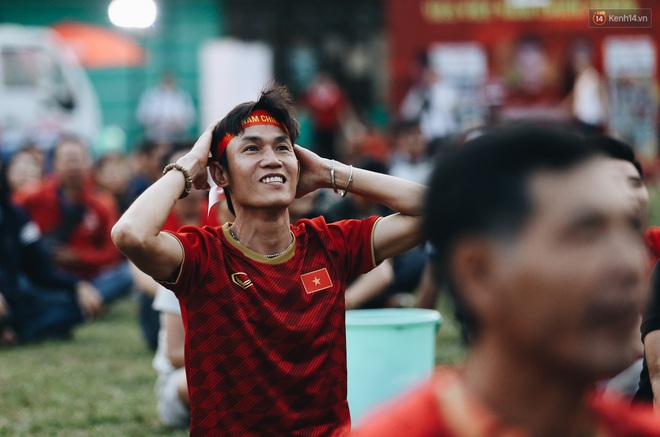 CĐV Sài Gòn cười trong tiếc nuối sau trận hoà không bàn thắng của U23 Việt Nam với UAE - Ảnh 9.