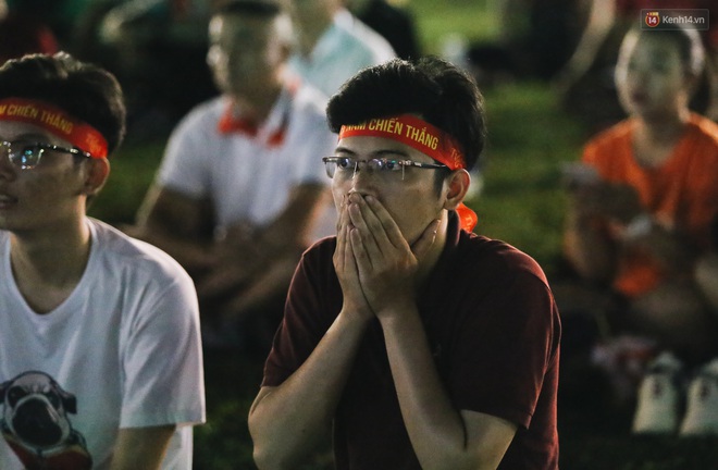 CĐV Sài Gòn cười trong tiếc nuối sau trận hoà không bàn thắng của U23 Việt Nam với UAE - Ảnh 12.