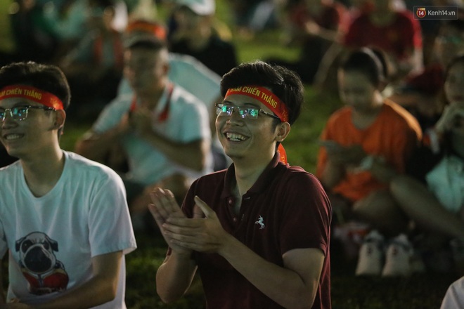 CĐV Sài Gòn cười trong tiếc nuối sau trận hoà không bàn thắng của U23 Việt Nam với UAE - Ảnh 13.