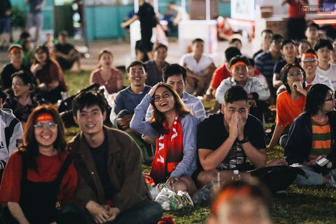 CĐV Sài Gòn cười trong tiếc nuối sau trận hoà không bàn thắng của U23 Việt Nam với UAE - Ảnh 16.
