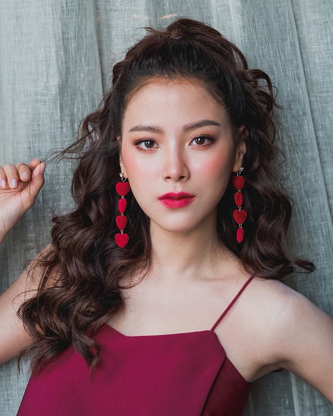 3 mỹ nhân 9X siêu hot đủ sức kế thừa danh xưng chị đại showbiz Thái: Yaya, Baifern hay nàng thơ của Sơn Tùng? - Ảnh 15.