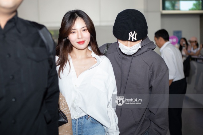 Nữ hoàng sexy HyunA gây sốt với làn da đời thực đẹp khó tin, xinh miễn chê bên Monsta X tại sân bay Tân Sơn Nhất - Ảnh 2.