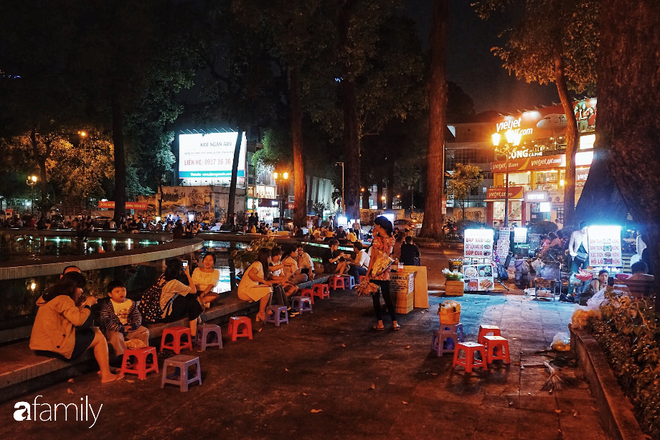 Hàng ăn vặt rẻ bèo nhèo nằm trên mặt hồ đắc địa nhất trung tâm Sài Gòn, mỗi đêm có cả trăm người tới ăn - Ảnh 2.