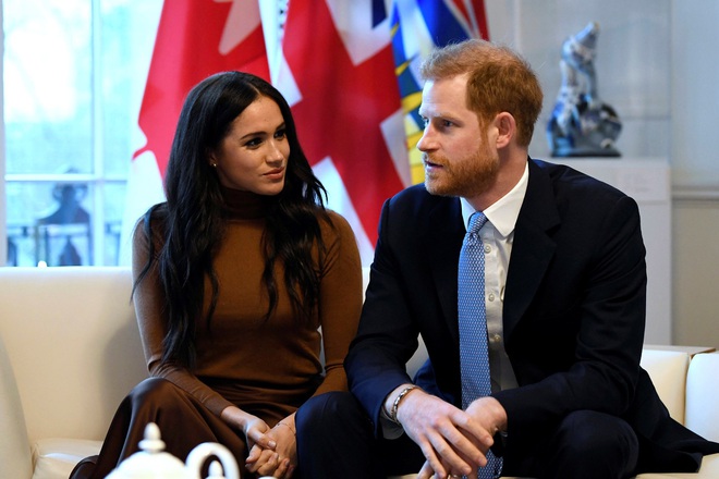 Hé lộ những bất công mà Nữ hoàng Anh phải chịu từ vợ chồng Meghan: Đích thân gọi điện hỏi thăm để rồi nhận lấy sự lạnh nhạt? - Ảnh 2.