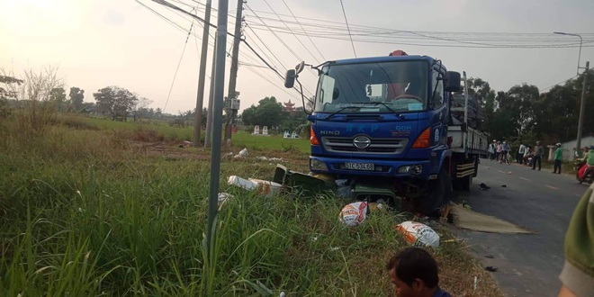 Xe tải va chạm với nh&oacute;m học sinh tan trường, hai nữ sinh thương vong - Ảnh 1.
