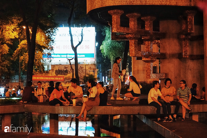 Hàng ăn vặt rẻ bèo nhèo nằm trên mặt hồ đắc địa nhất trung tâm Sài Gòn, mỗi đêm có cả trăm người tới ăn - Ảnh 16.