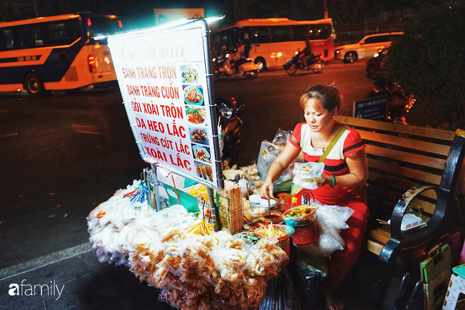 Hàng ăn vặt rẻ bèo nhèo nằm trên mặt hồ đắc địa nhất trung tâm Sài Gòn, mỗi đêm có cả trăm người tới ăn - Ảnh 6.