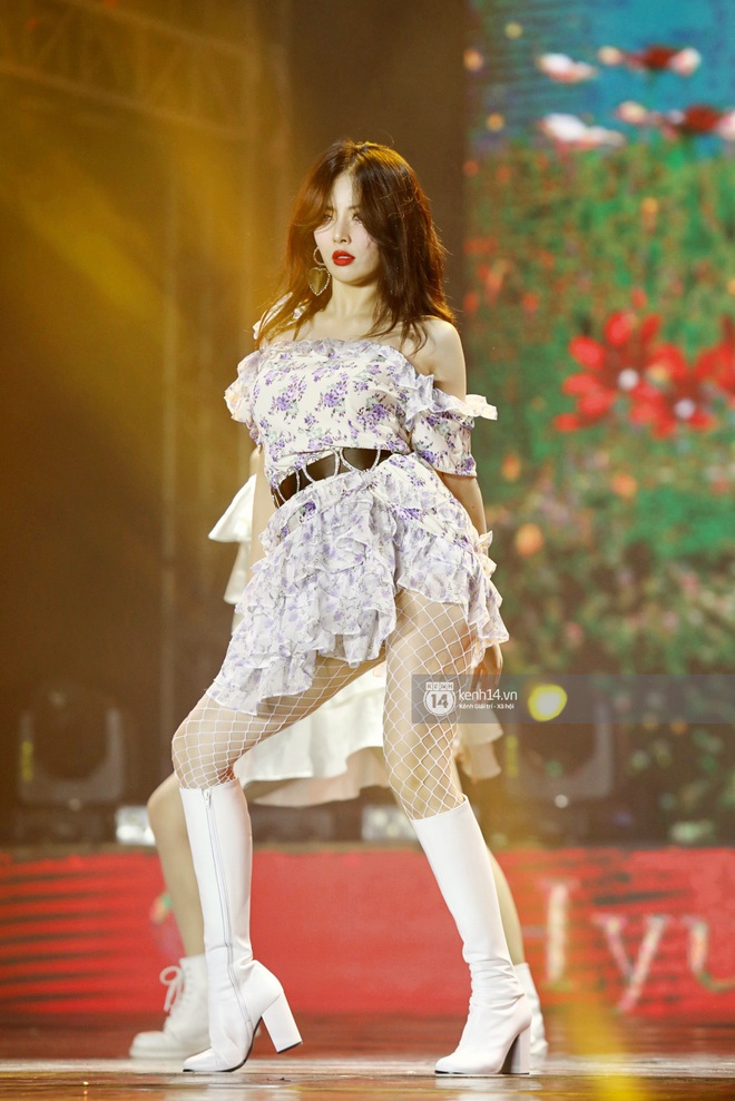 Đêm nhạc khủng Year End Party Hàn-Việt: Hyuna - Monsta X sexy bùng nổ, K-ICM và cặp Canh Ba gây sốt với sân khấu quá đỉnh - Ảnh 2.
