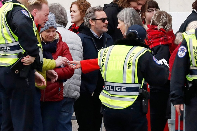 Joker Joaquin Phoenix cầm Quả Cầu Vàng chưa ấm tay đã bị cảnh sát tóm nhưng lý do mới là điều đáng chú ý - Ảnh 2.