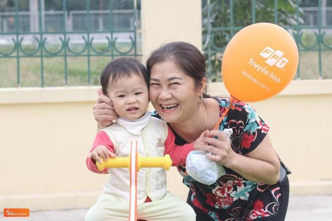 Những đ&ocirc;i ch&acirc;n kh&ocirc;ng ngừng nghỉ mang m&ugrave;a xu&acirc;n ấm &aacute;p về tr&ecirc;n nụ cười trẻ thơ - Ảnh 9.