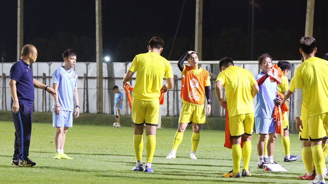 Ba trụ cột U23 Việt Nam phải chườm đá sau buổi tập trước trận đấu với U23 Jordan - Ảnh 4.