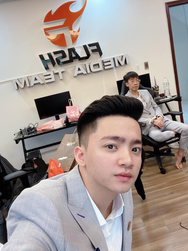 Khi thi đấu vừa căng vừa gắt l&agrave; thế, nhưng l&uacute;c dự WeChoice Ẩds th&igrave; Team Flash lại bảnh bao, lịch l&atilde;m hết phần người kh&aacute;c như thế n&agrave;y đ&acirc;y! - Ảnh 7.