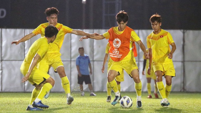 Ba trụ cột U23 Việt Nam phải chườm đ&aacute; sau buổi tập trước trận đấu với U23 Jordan - Ảnh 6.
