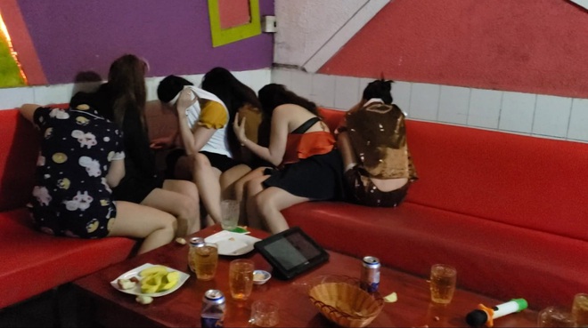 Kiểm tra quán karaoke phát hiện nữ nhân viên khoả thân phục vụ khách - Ảnh 1.