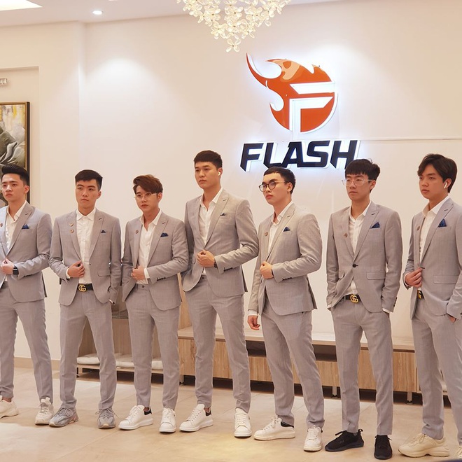 Khi thi đấu vừa căng vừa gắt l&agrave; thế, nhưng l&uacute;c dự WeChoice Ẩds th&igrave; Team Flash lại bảnh bao, lịch l&atilde;m hết phần người kh&aacute;c như thế n&agrave;y đ&acirc;y! - Ảnh 1.