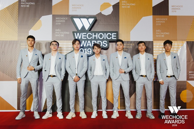 Đội tuyển Esport FLASH chiếm spotlight thảm đỏ WeChoice Awards 2019: Ai không biết lại đi tìm info boy band cho mà xem - Ảnh 1.