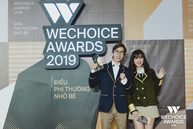 ViruSs và Ngân Sát Thủ diện đồ hiệu đắt tiền, nắm tay nhau tình tứ trên thảm đỏ Gala WeChoice Awards 2019 - Ảnh 2.