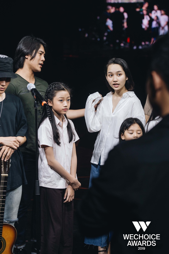 Trước giờ G WeChoice Awards 2019: Trần Phong (Mắt Biếc) bất ngờ chở Thái Ngân bon bon trên sân khấu, kịch bản sẽ là gì đây? - Ảnh 4.