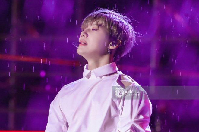 Taemin (SHINee) đẹp như ti&#234;n tử biểu diễn xuất thần dưới mưa, tiện thể tung th&#237;nh solo concert tại Việt Nam? - Ảnh 8.