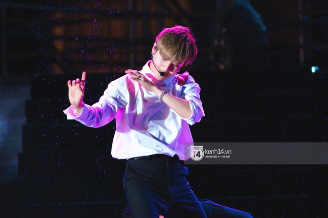 Taemin (SHINee) đẹp như ti&#234;n tử biểu diễn xuất thần dưới mưa, tiện thể tung th&#237;nh solo concert tại Việt Nam? - Ảnh 8.