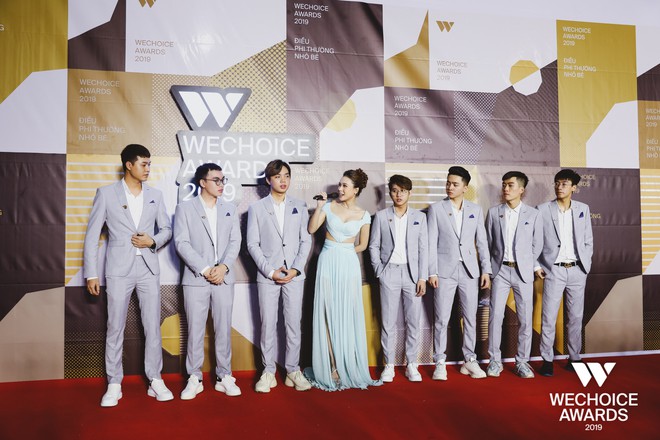 Khi thi đấu vừa căng vừa gắt l&agrave; thế, nhưng l&uacute;c dự WeChoice Ẩds th&igrave; Team Flash lại bảnh bao, lịch l&atilde;m hết phần người kh&aacute;c như thế n&agrave;y đ&acirc;y! - Ảnh 3.