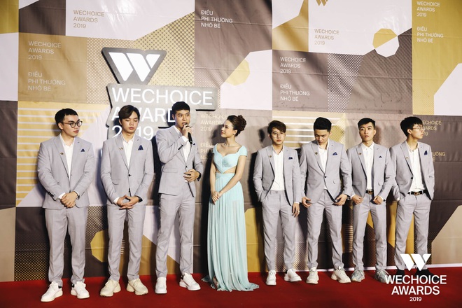 Đội tuyển Esport FLASH chiếm spotlight thảm đỏ WeChoice Awards 2019: Ai không biết lại đi tìm info boy band cho mà xem - Ảnh 5.