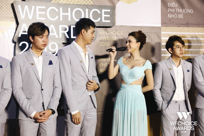 Đội tuyển Esport FLASH chiếm spotlight thảm đỏ WeChoice Awards 2019: Ai không biết lại đi tìm info boy band cho mà xem - Ảnh 4.