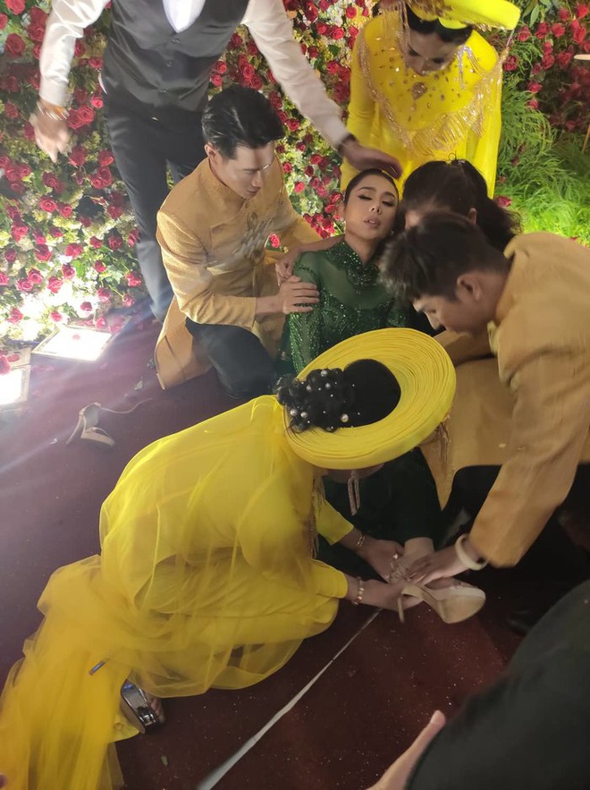 Lâm Khánh Chi ngất xỉu giữa sự kiện đám cưới của 10 cặp đôi LGBT vì kiệt sức - Ảnh 1.