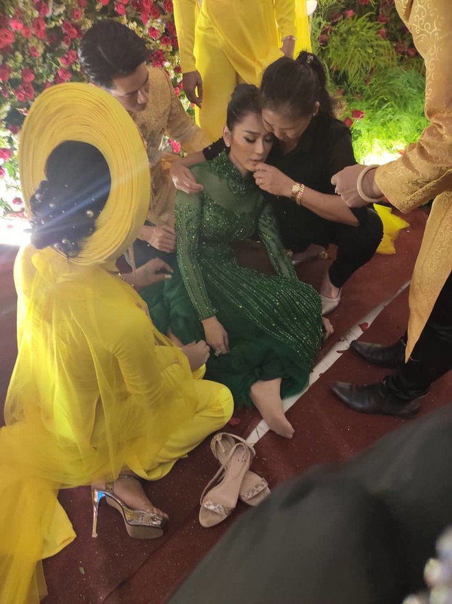 Lâm Khánh Chi ngất xỉu giữa sự kiện đám cưới của 10 cặp đôi LGBT vì kiệt sức - Ảnh 2.