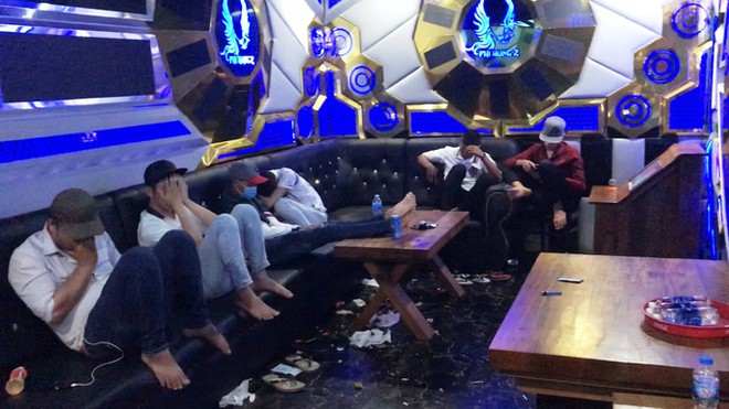 Chơi ma t&uacute;y l&uacute;c rạng s&aacute;ng ở qu&aacute;n karaoke từng bị đ&igrave;nh chỉ v&igrave;... ma t&uacute;y - Ảnh 2.