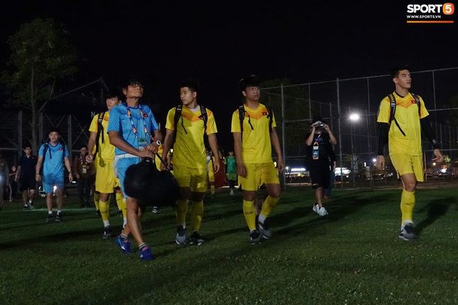 Thầy Park sốt ruột, hối U23 UAE rời sân thật nhanh để U23 Việt Nam vào tập kín - Ảnh 7.