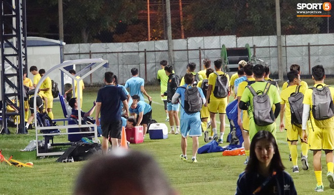 Thầy Park sốt ruột, hối U23 UAE rời sân thật nhanh để U23 Việt Nam vào tập kín - Ảnh 8.