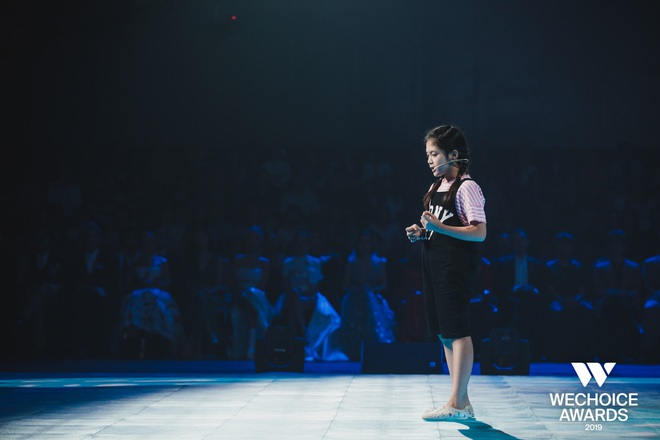 Gala WeChoice Awards 2019 mở m&agrave;n cực kh&aacute;c biệt v&agrave; ấn tượng với chia sẻ của Anh h&ugrave;ng kh&iacute; hậu Ho&agrave;ng Thị Minh Hồng v&agrave; C&ocirc; b&eacute; b&oacute;ng bay Nguyễn Nguyệt Linh - Ảnh 10.