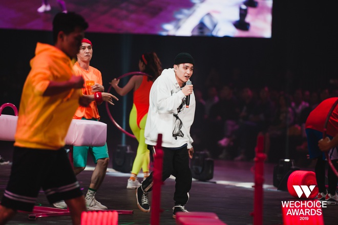 Kiên hô hào toàn bộ nghệ sĩ và khán giả cùng dậy tập thể dục cùng mình, khuấy động sáng bừng cả sân khấu WeChoice Awards 2019! - Ảnh 2.