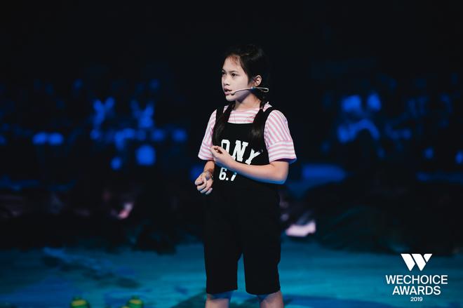 Gala WeChoice Awards 2019 mở m&agrave;n cực kh&aacute;c biệt v&agrave; ấn tượng với chia sẻ của Anh h&ugrave;ng kh&iacute; hậu Ho&agrave;ng Thị Minh Hồng v&agrave; C&ocirc; b&eacute; b&oacute;ng bay Nguyễn Nguyệt Linh - Ảnh 9.