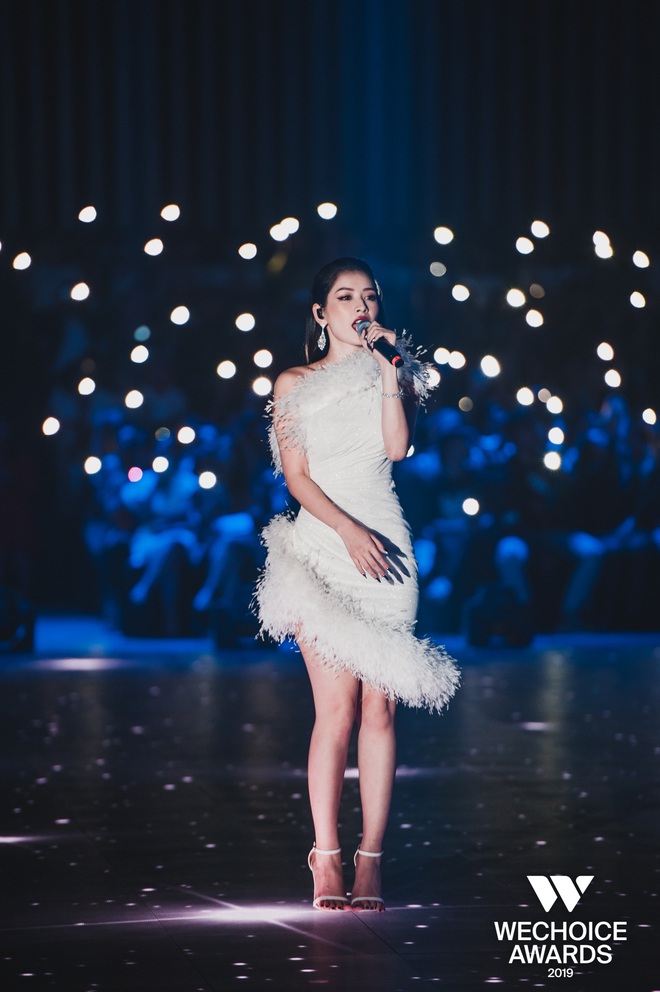Bộ tứ Anh Linh Chi Đen hoà giọng trong ca khúc linh hồn WeChoice Awards 2019, cả khán phòng được thắp sáng ngàn sao đầy xúc động - Ảnh 4.