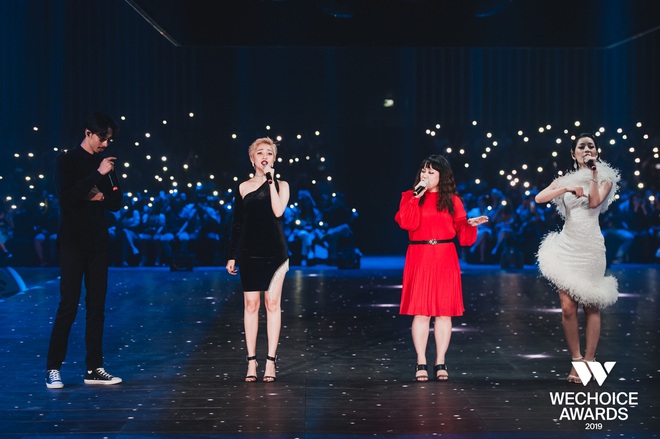 Bộ tứ Anh Linh Chi Đen hoà giọng trong ca khúc linh hồn WeChoice Awards 2019, cả khán phòng được thắp sáng ngàn sao đầy xúc động - Ảnh 2.