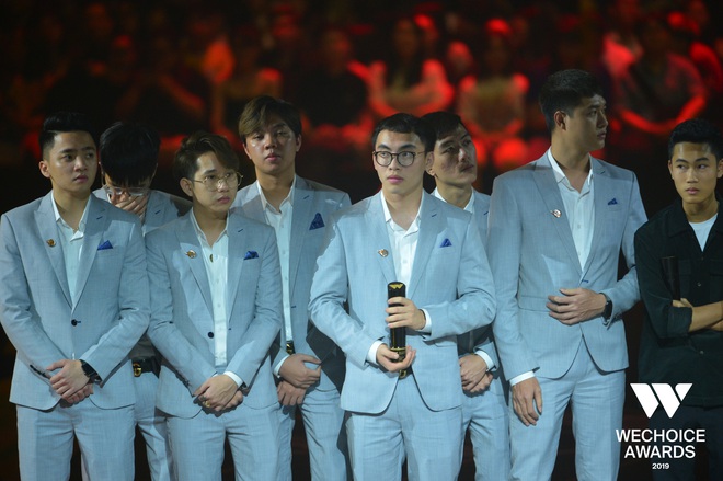 Đội tuyển Esport FLASH chiếm spotlight thảm đỏ WeChoice Awards 2019: Ai không biết lại đi tìm info boy band cho mà xem - Ảnh 2.