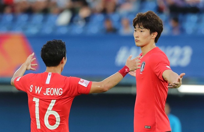 Profile cực phẩm vừa ghi bàn giúp Hàn Quốc vượt qua vòng bảng U23 châu Á: Đẹp trai hết nấc, mới 22 tuổi đã cao 1m85, bụng 6 múi đều tăm tắp như bắp ngô - Ảnh 4.