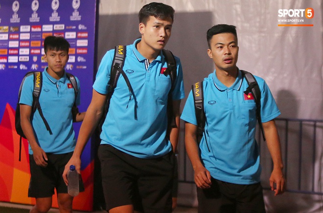 Bùi Tiến Dũng băng kín khuỷu tay, vui vẻ chào người hâm mộ sau trận hòa 0-0 với U23 Jordan - Ảnh 9.