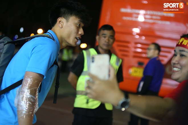 Bùi Tiến Dũng băng kín khuỷu tay, vui vẻ chào người hâm mộ sau trận hòa 0-0 với U23 Jordan - Ảnh 5.