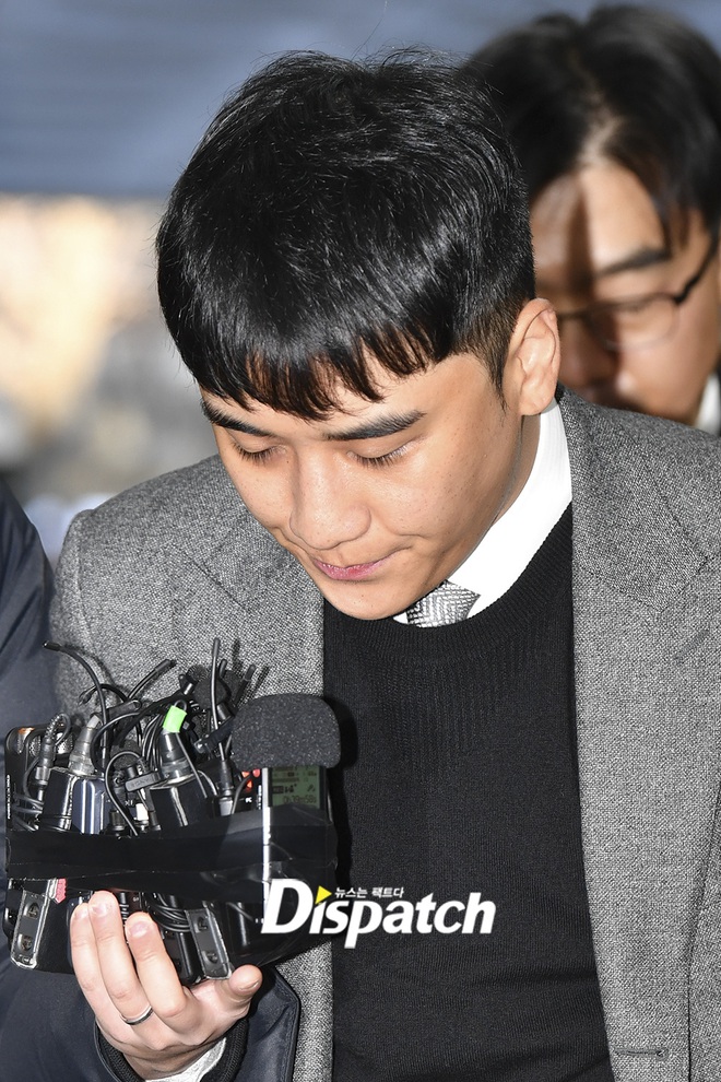 Seungri trình diện trước lệnh bắt giữ vì 7 cáo buộc hình sự, nụ cười bí hiểm khi bước ra khỏi tòa gây chú ý - Ảnh 6.